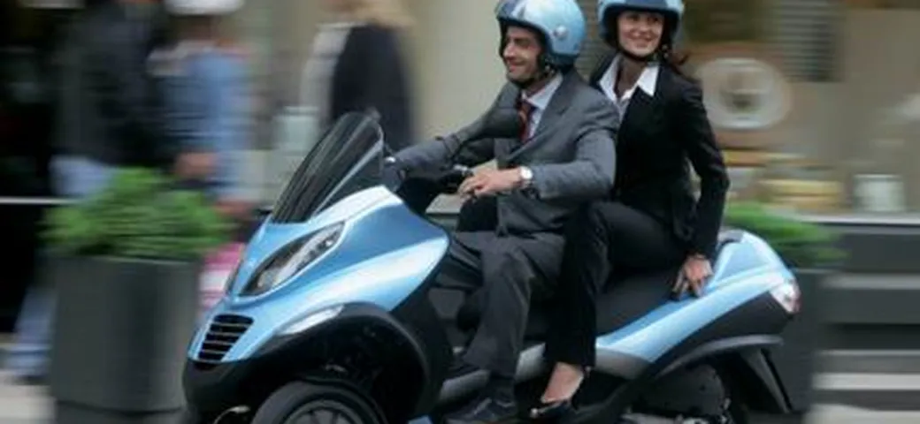 Vai a Parigi? Noleggia un Piaggio MP3!