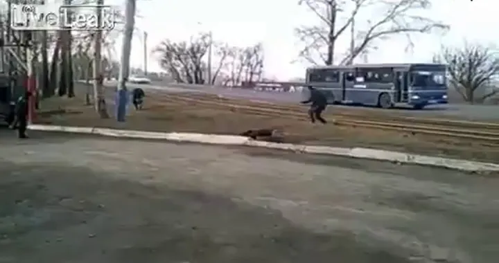 Stuntman dilettante si schianta con uno scooter