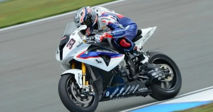 SBK, Brno: Melandri vince Gara1 davanti alle "verdone" di Sykes e del giovane Baz. Biaggi 6°, Rea KO.