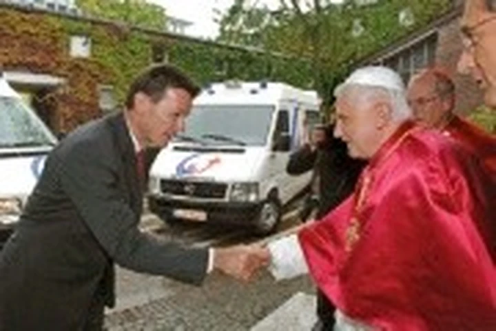 Regalate 2 ambulanze al Papa