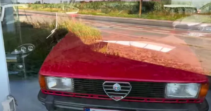 Un concessionario Alfa Romeo che è un viaggio nel tempo: 33, 155 e 156 in vetrina