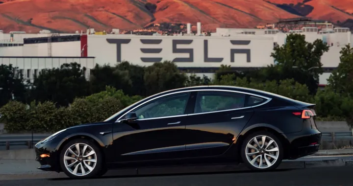 Tesla Model 3: boom di prenotazioni dopo le prime consegne