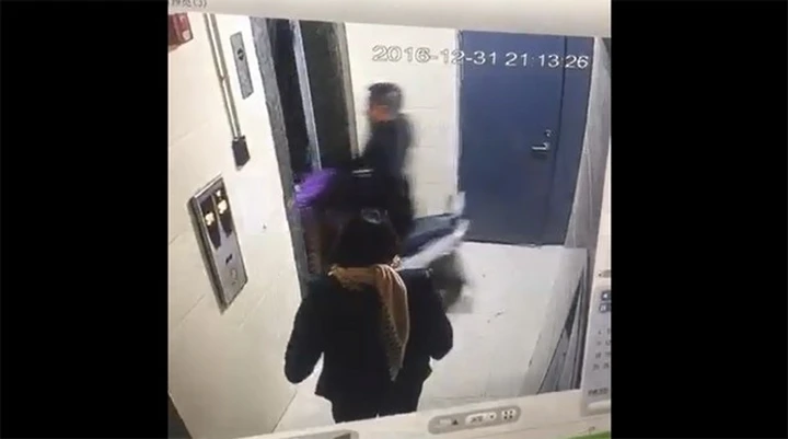 Cade con lo scooter nella tromba dell'ascensore [Video]