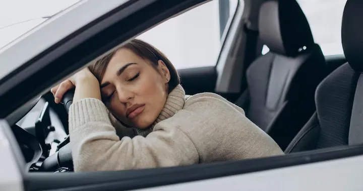 Si può dormire in auto e quando è vietato: cosa dice il CdS