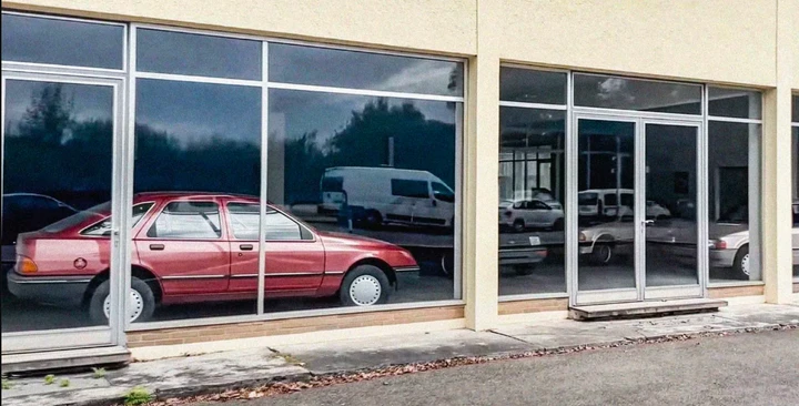 Trovano un concessionario Ford abbandonato: qui ci sono ancora auto nuove degli anni '80