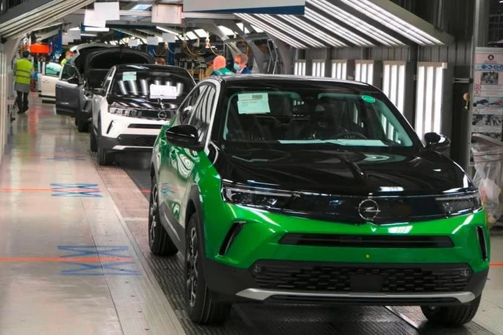 Crisi auto in Francia: Poissy chiude la produzione entro il 2028