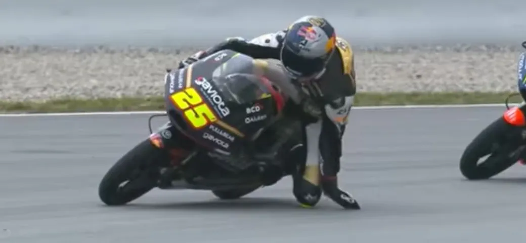 Moto3: Fernandez controlla l'asfalto con la mano in piena piega! [Video]