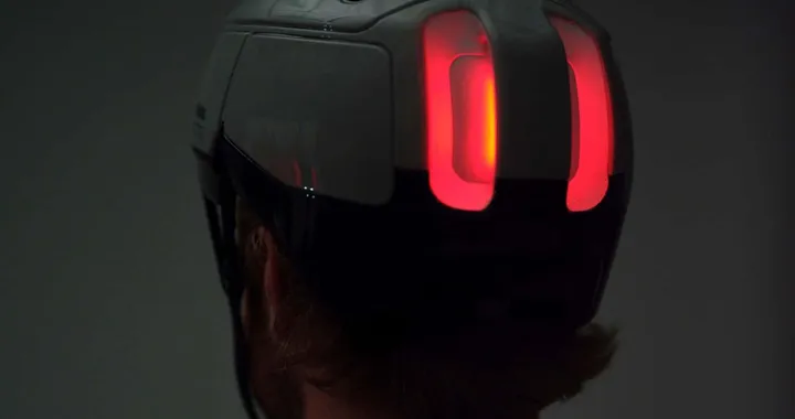 Casco intelligente Alpha Wave: protezione avanzata e luci integrate