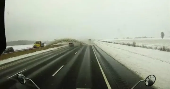 Lo spazzaneve provoca incidenti multipli e danneggia 40 auto [Video]