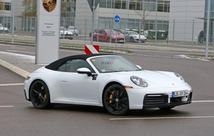 Porsche 911 cabrio: foto spia sua strada
