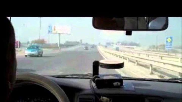Taxi contromano su un'autostrada cinese!