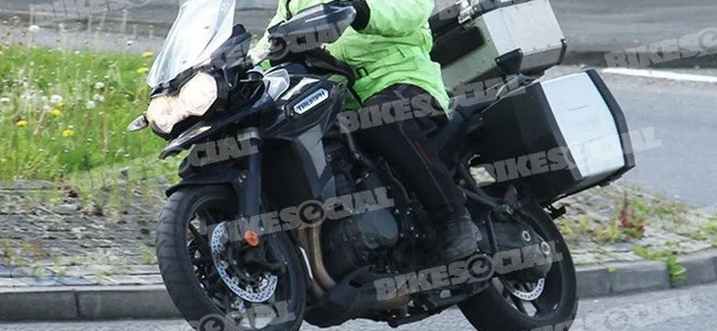 Triumph: nuovi prototipi 2016 Explorer e Speed Triple