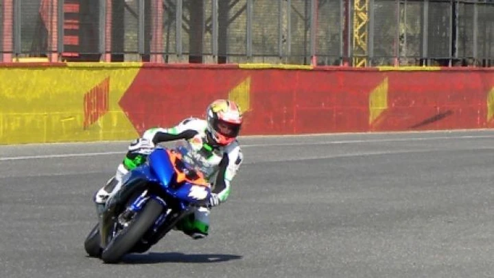 Simone Corsi si allena in sella alla Yamaha R6 del Team Ciatti