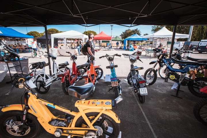 50CC Fever Fest: il ritorno epico dei cinquantini a Lignano tra miscela, musica e mito