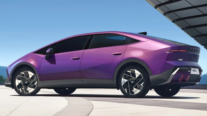 L'auto che sfida le elettriche cinesi: 650 km di autonomia a poco più di 15.000 euro
