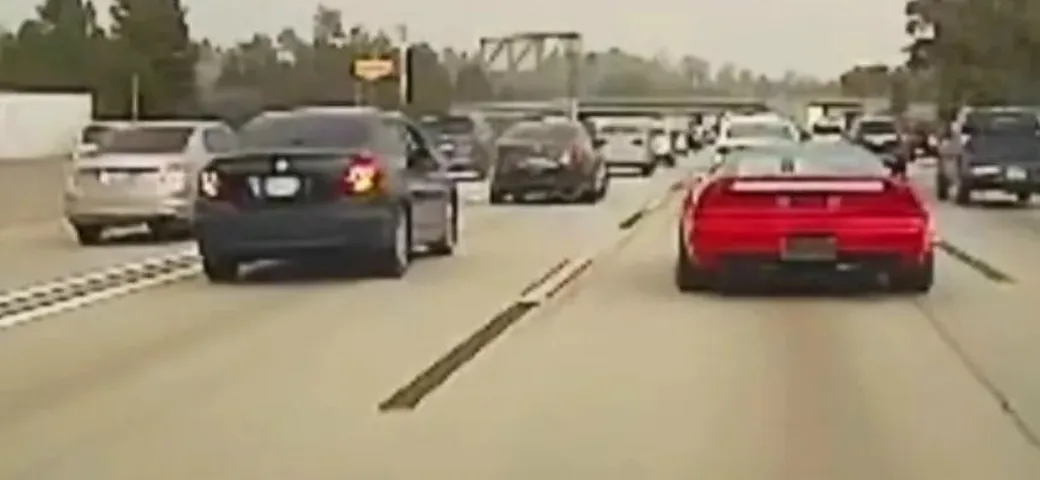 Instant karma: getta acqua su una Acura NSX e tampona una Cadillac [Video]
