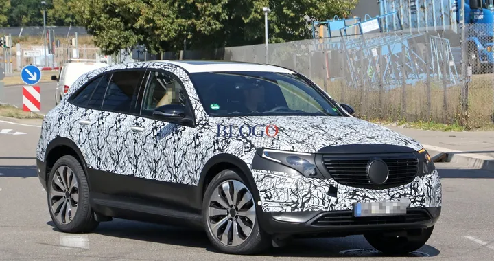 Mercedes EQ C: foto spia degli interni