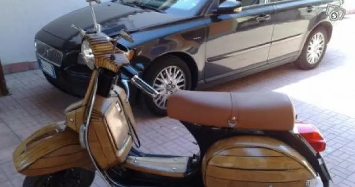 Foto del giorno: la vespa di legno