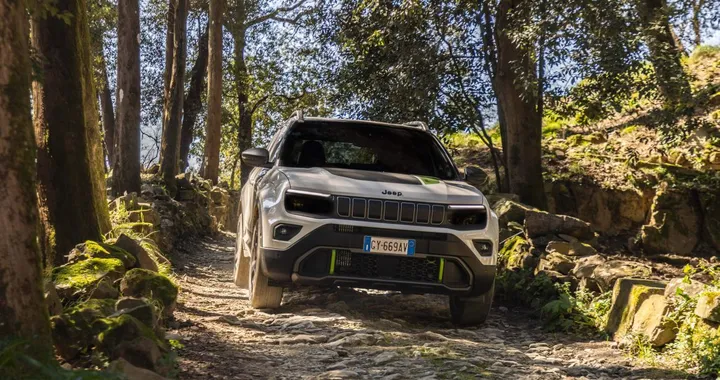 Jeep Avenger 4xe, arriva su strada la versione a trazione integrale