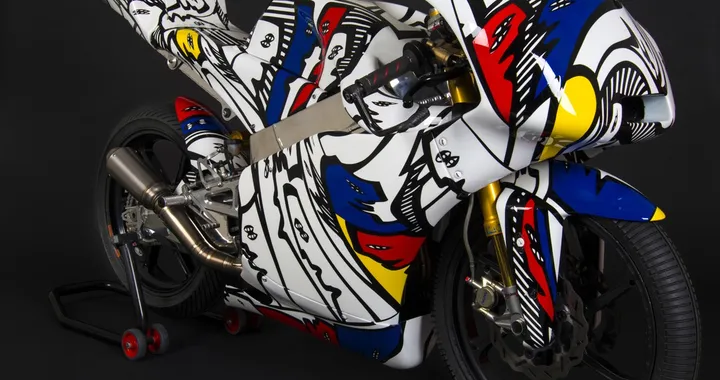 Il “tocco magico” di Walter Maurer: la Kymco-Oral Moto3 GP diventa un’opera d’arte [Foto e Video]