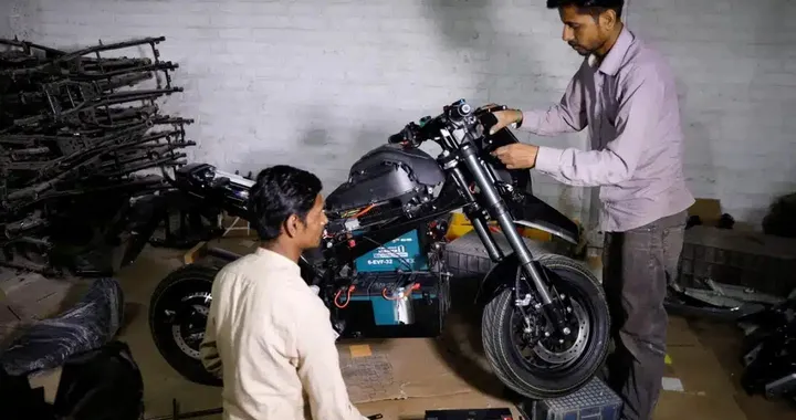 Boom moto elettriche Pakistan: come la crisi energetica spinge l'EV