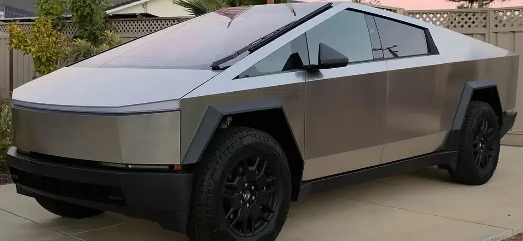 Vende Tesla Cybertruck perché non riesce a parcheggiarlo: l'assurda vicenda