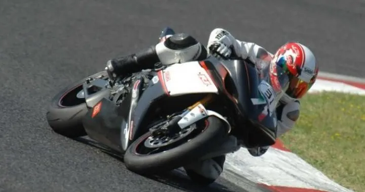 Scatto in Corsa: Yamaha R1 2007 ad Imola