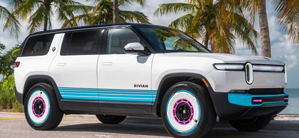 Rivian punta tutto sull'effetto nostalgia con la R1S Miami Edition
