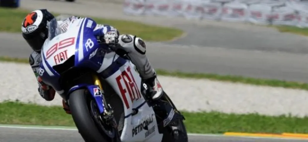 MotoGP a Silverstone: Jorge Lorenzo parte al palo, seguito da De Puniet e Pedrosa, che cade a fine turno