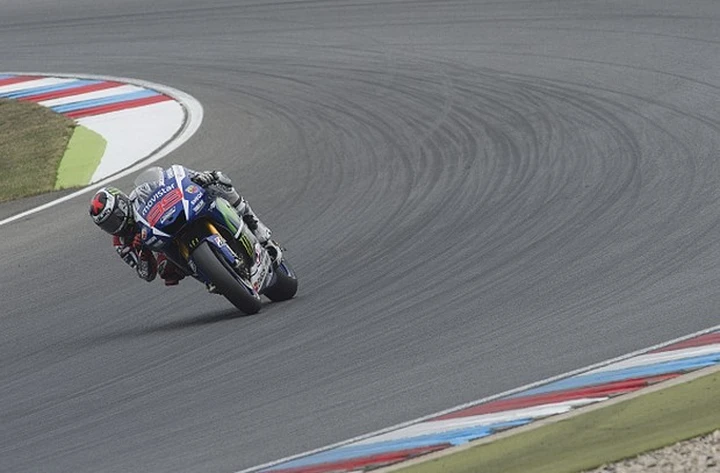 MotoGP Brno 2015: gara perfetta per Jorge Lorenzo (che raggiunge Valentino Rossi in testa nella classifica piloti)