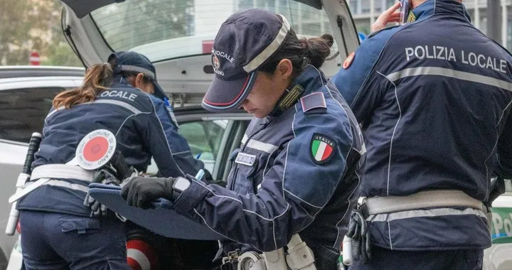 Fermato senza patente a Genova, tenta lo scambio con il fratello gemello