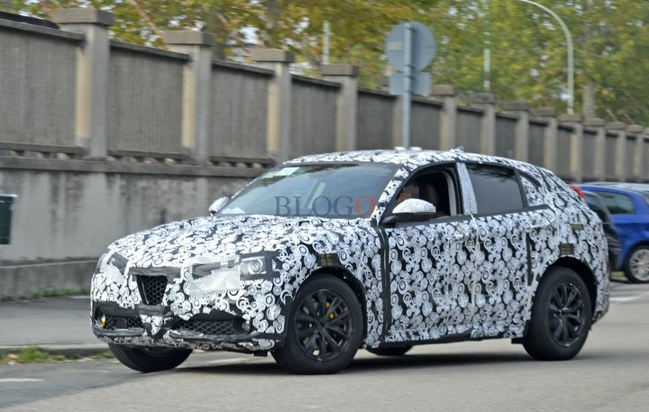 Alfa Romeo Stelvio: nuove foto spia su strada