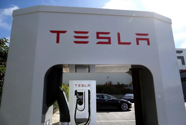 Auto elettriche: il nuovo Supercharger V3 di Tesla supporta 1.500 veicoli al giorno