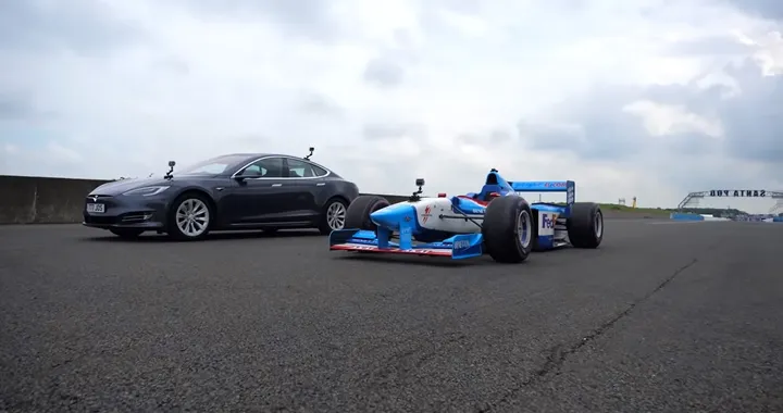 La Tesla Model S sfida la Benetton F1 nella drag race [Video]