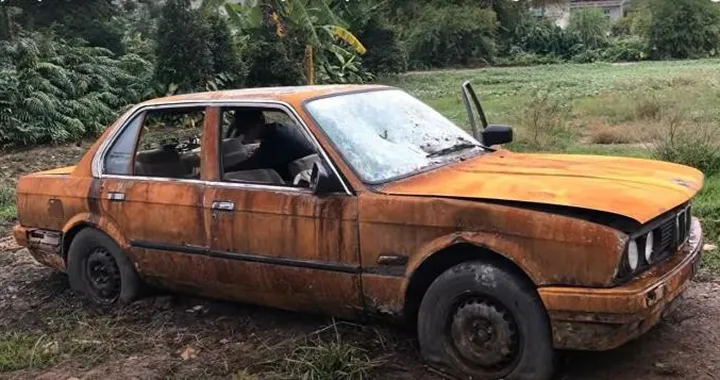 Ardito restauro di una vecchia BMW