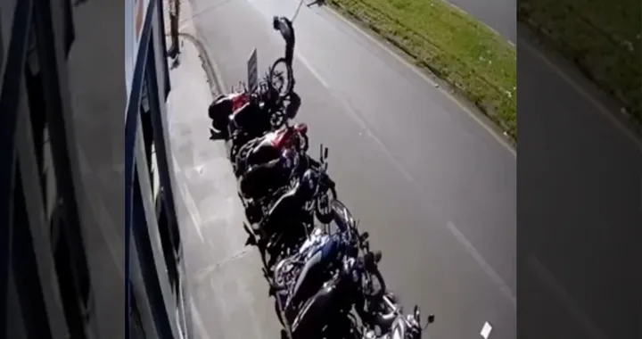 Effetto domino in bici, a terra 10 mezzi a due ruote: ecco il video dello "strike"