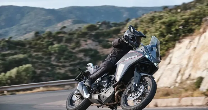 Moto Morini X-Cape 650 2025: avventura e comfort su ogni strada