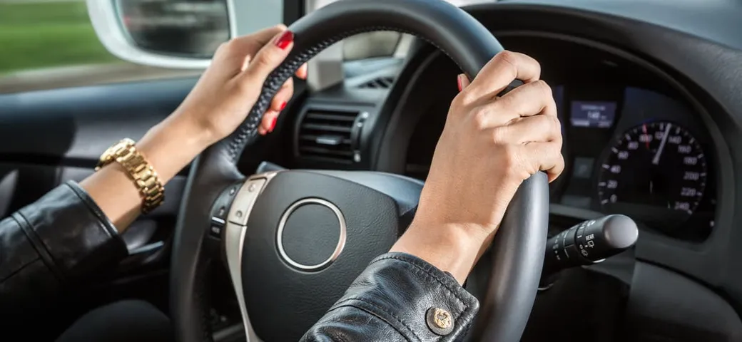 Va a sostenere l'esame della patente guidando l'auto: vicenda surreale