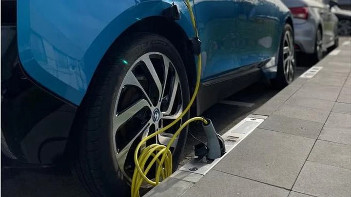 Ricarica da marciapiede, come funziona l'innovativo sistema