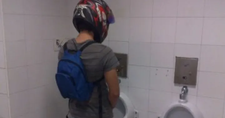 Foto del Giorno: Sicurezza individuale e orinatoio