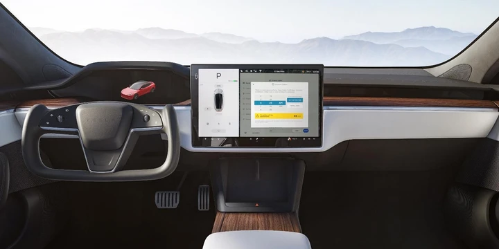 Tesla rilascia un grande aggiornamento software con nuove funzioni: carica solare, Spotify rinnovato e multiview