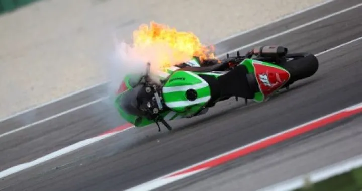 Foto del giorno: Superstock 1000 in fiamme a Misano