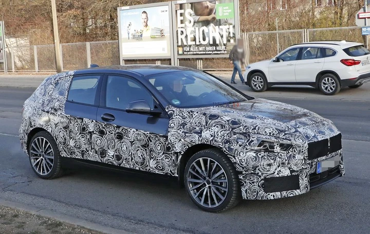 BMW Serie 1: foto spia su strada della nuova generazione