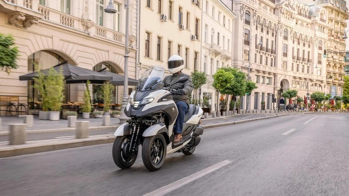 Yamaha Tricity 300 2026: lo scooter che ti protegge con l'airbag