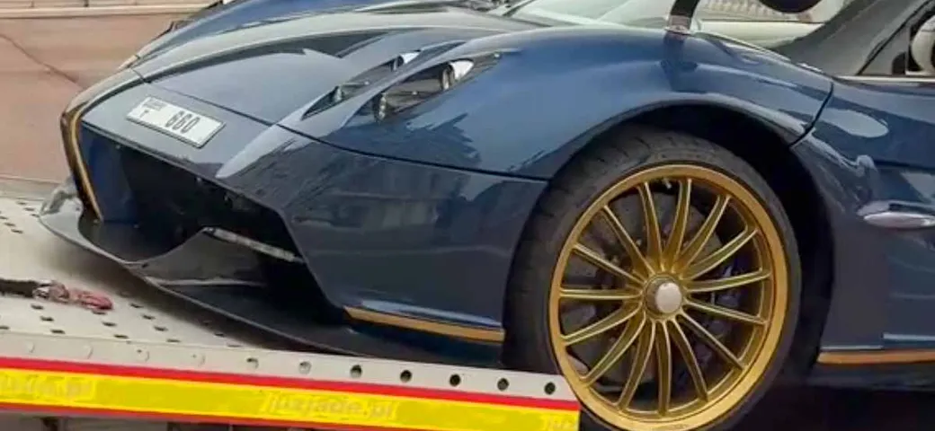 La pedana tradisce la Pagani Huayra Roadster: incidente durante la consegna