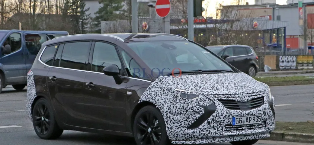 Opel Zafira: foto spia del facelift