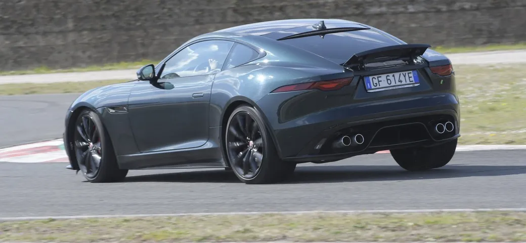 Jaguar F-Type 5.0 V8 R AWD: la prova su strada e in pista
