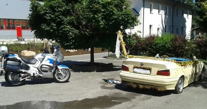 BMW Serie 3: la polizia tedesca sequestra l'esemplare con una piscina integrata!
