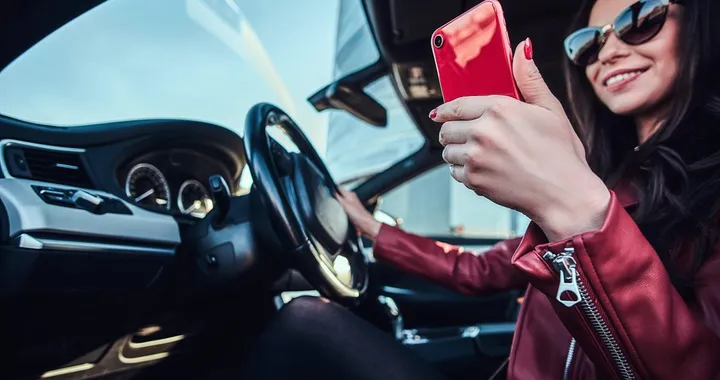 Mamma multata per guida pericolosa con il cellulare in modalità selfie