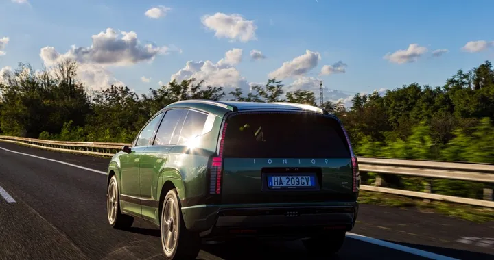 Hyundai IONIQ 9, il nuovo SUV elettrico in noleggio a lungo termine per privati e aziende